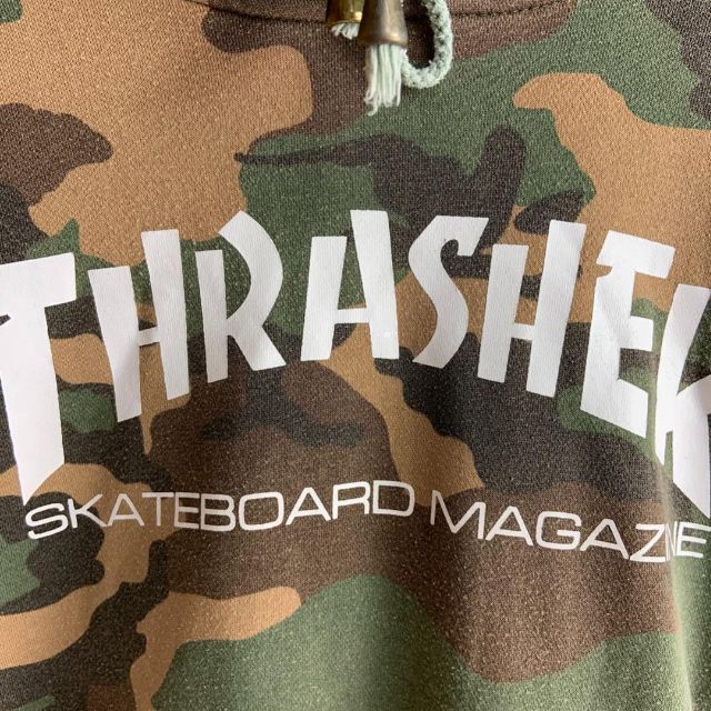 THRASHER(スラッシャー)の【両面プリント】スラッシャー カモフラ 迷彩柄　ビッグロゴ入りパーカー 希少 メンズのトップス(パーカー)の商品写真