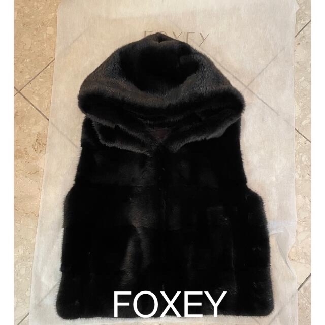 FOXEY(フォクシー)の【ご購入頂けません】FOXY ミンク&カシミヤ フード付きベスト レディースのジャケット/アウター(毛皮/ファーコート)の商品写真