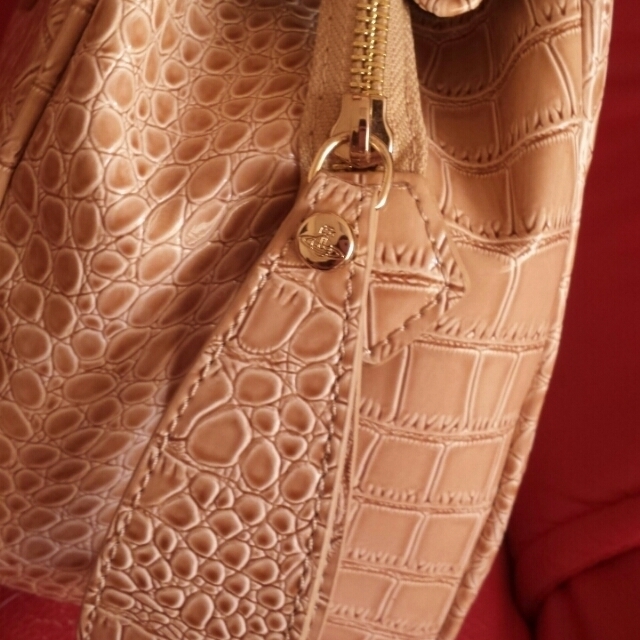 Vivienne Westwood(ヴィヴィアンウエストウッド)のクロコ型押  バッグ  ベージュ レディースのバッグ(ハンドバッグ)の商品写真