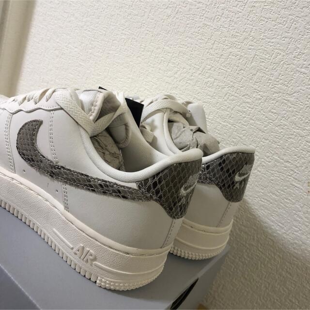 24.0㌢ナイキ WMNS AIR FORCE 1 07 白 スネーク パイソン
