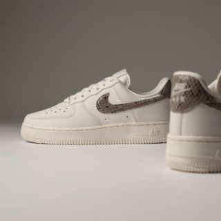 NIKE - 24.0㌢ナイキ WMNS AIR FORCE 1 07 白 スネーク パイソンの通販