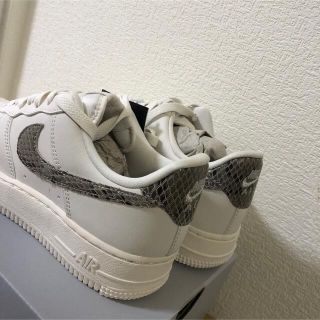 NIKE - 24.0㌢ナイキ WMNS AIR FORCE 1 07 白 スネーク パイソンの通販