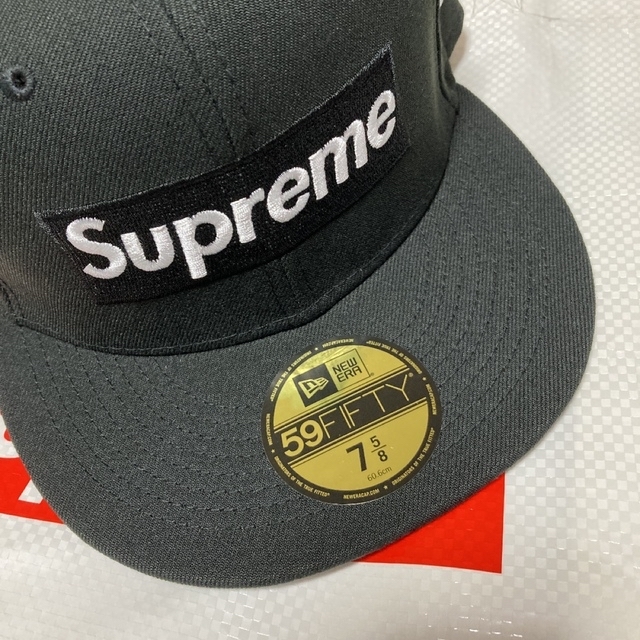 Supreme(シュプリーム)のSupreme Money Box Logo New Era 黒 7 5/8 メンズの帽子(キャップ)の商品写真