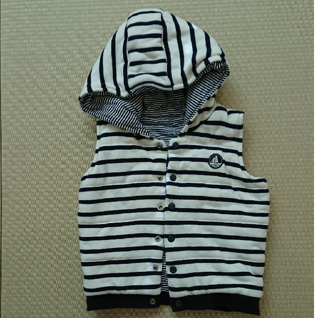 PETIT BATEAU(プチバトー)のプチバトーのリバーシブルベスト86cm キッズ/ベビー/マタニティのベビー服(~85cm)(ジャケット/コート)の商品写真