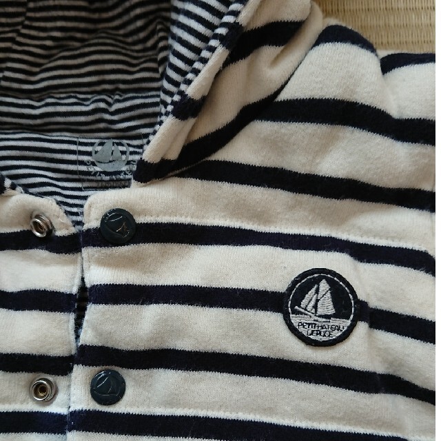 PETIT BATEAU(プチバトー)のプチバトーのリバーシブルベスト86cm キッズ/ベビー/マタニティのベビー服(~85cm)(ジャケット/コート)の商品写真