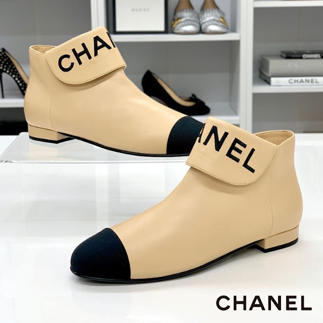 期間限定特別価格 5032 - CHANEL 未使用 ベージュ ショートブーツ ロゴ