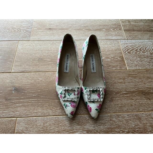 MANOLO BLAHNIK(マノロブラニク)の【難あり】MANOLO BLANHNK ビジューパンプス35 レディースの靴/シューズ(ハイヒール/パンプス)の商品写真