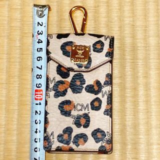 エムシーエム(MCM)の美品！　MCM レオパードエンブレムロゴレザーフックケース(iPhoneケース)