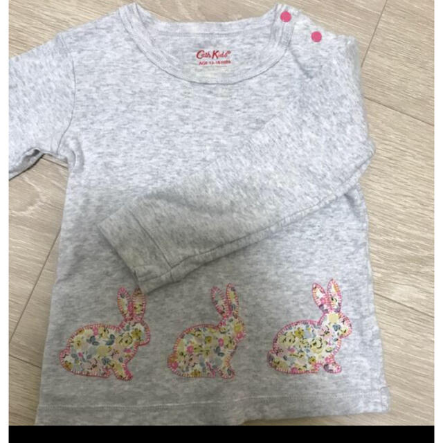 Cath Kidston(キャスキッドソン)の◎最終価格・値下げ　Cath Kids長袖Tシャツ　うさぎ花柄 キッズ/ベビー/マタニティのキッズ服女の子用(90cm~)(Tシャツ/カットソー)の商品写真