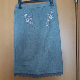 アクシーズファム(axes femme)の刺繍入りタイトスカート(ひざ丈スカート)