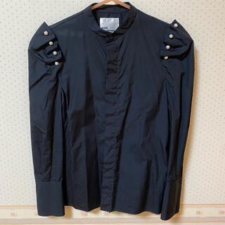 コムデギャルソン(COMME des GARCONS)のnoir kei ninomiyaパール付きブラウス(ブラック)(シャツ/ブラウス(長袖/七分))