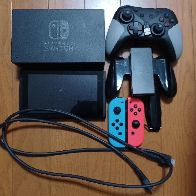 任天堂Switch　スイッチ　ネオンブルー/レッド エンタメ/ホビーのゲームソフト/ゲーム機本体(家庭用ゲーム機本体)の商品写真