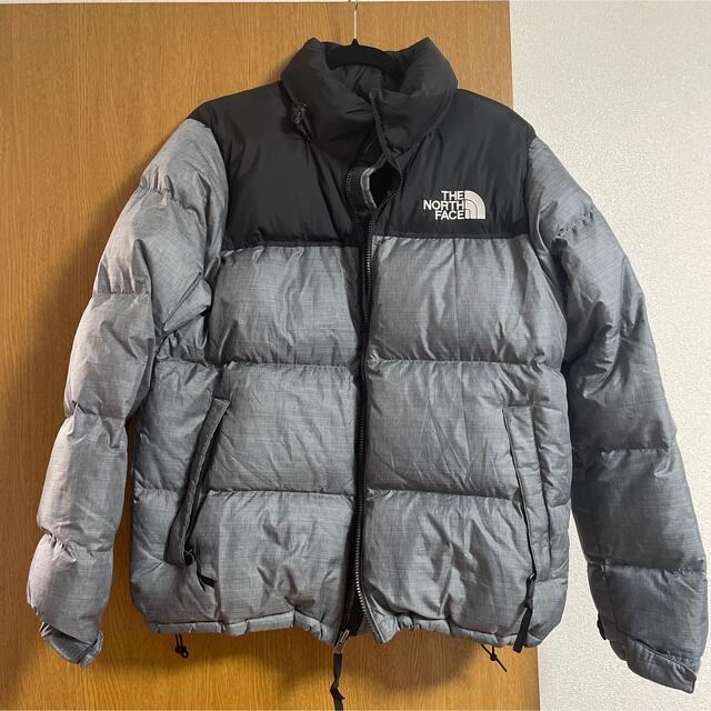 THE NORTH FACE(ザノースフェイス)のノースフェイス　ダウンジャケット　グレー　ブラック　型番NF0A4NCH メンズのジャケット/アウター(ダウンジャケット)の商品写真