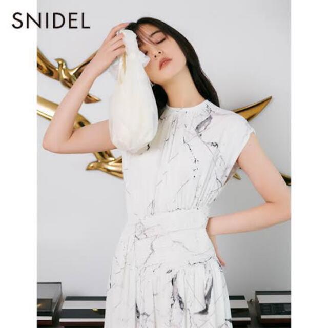 SNIDEL(スナイデル)のsnidelスナイデルマーブルグラフィカワンピース レディースのワンピース(ロングワンピース/マキシワンピース)の商品写真