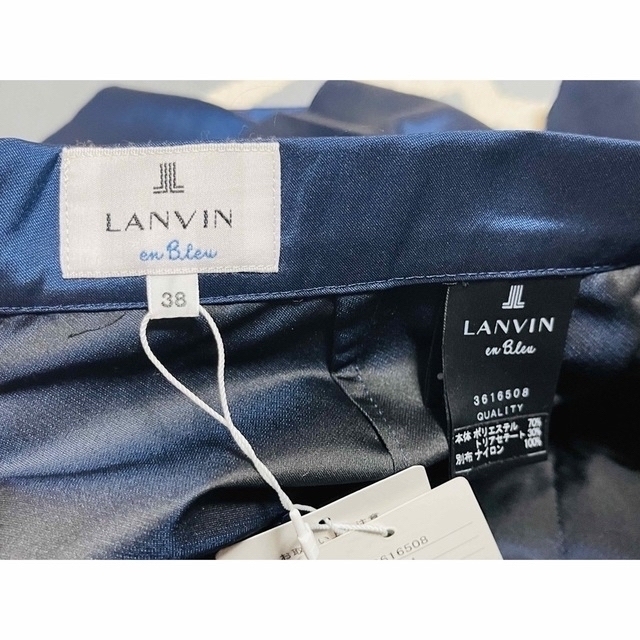 LANVIN en Bleu(ランバンオンブルー)の新品　タグ付き　ランバンオンブルー　定価28.000 青系ネイビー　サイズ38 レディースのスカート(ひざ丈スカート)の商品写真