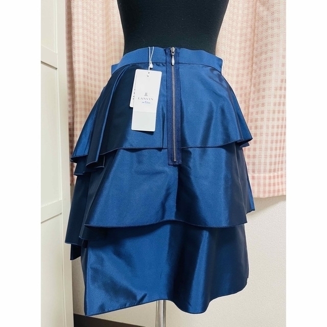LANVIN en Bleu(ランバンオンブルー)の新品　タグ付き　ランバンオンブルー　定価28.000 青系ネイビー　サイズ38 レディースのスカート(ひざ丈スカート)の商品写真
