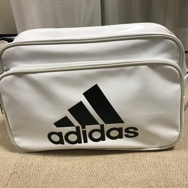 adidas(アディダス)のアディダス　エナメルバッグ　33.5Ｌ　部活 スポーツ/アウトドアのスポーツ/アウトドア その他(その他)の商品写真