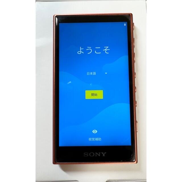 WALKMAN(ウォークマン)の【新品同様の超美品・SD付き】NW-A105 SONY ウォークマン　オレンジ スマホ/家電/カメラのオーディオ機器(ポータブルプレーヤー)の商品写真