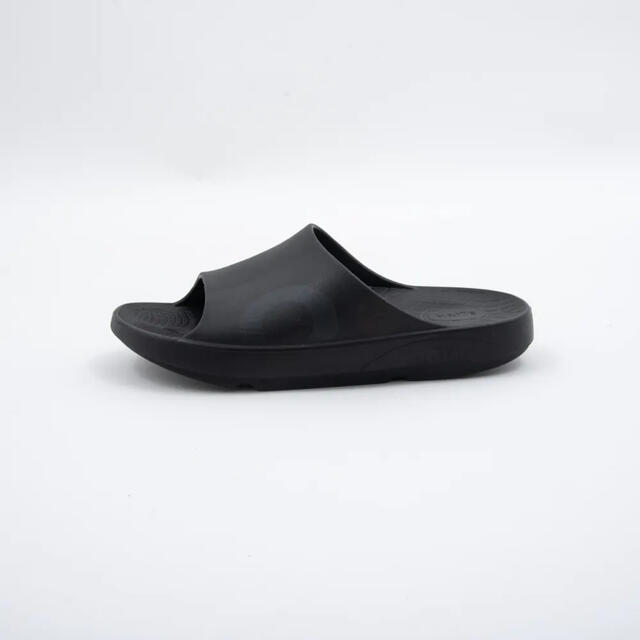 OOFOS(ウーフォス)のTENTIAL RECOVERY SANDAL Relax/Slide メンズの靴/シューズ(サンダル)の商品写真