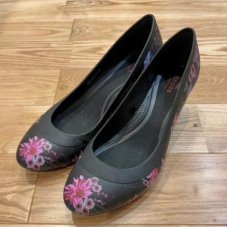 クロックス(crocs)のクロックス　ウェッジヒールパンプス　花柄　レディース　22cm目安　黒(ハイヒール/パンプス)