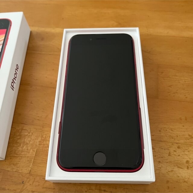 iPhone(アイフォーン)の◆美品　iphone SE 64GB レッド SIMフリー スマホ/家電/カメラのスマートフォン/携帯電話(スマートフォン本体)の商品写真