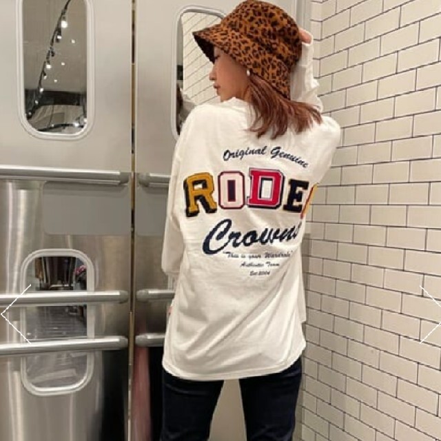 RODEO CROWNS WIDE BOWL(ロデオクラウンズワイドボウル)のカレッジパッチロゴロングスリーブＴシャツ メンズのトップス(Tシャツ/カットソー(七分/長袖))の商品写真