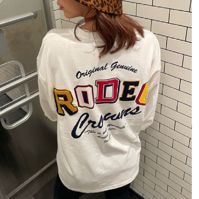 RODEO CROWNS WIDE BOWL(ロデオクラウンズワイドボウル)のカレッジパッチロゴロングスリーブＴシャツ メンズのトップス(Tシャツ/カットソー(七分/長袖))の商品写真