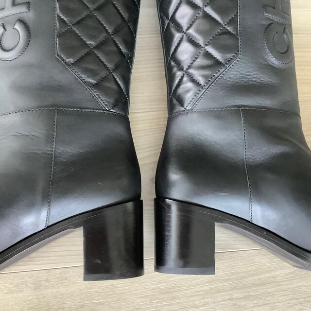 CHANEL(シャネル)のシャネル　ロングブーツ　黒　37.5 レディースの靴/シューズ(ブーツ)の商品写真