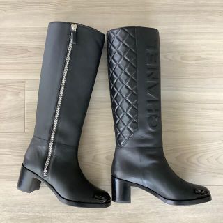 シャネル(CHANEL)のシャネル　ロングブーツ　黒　37.5(ブーツ)