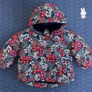 ギャップ(GAP)の【美品】baby GAP 花柄　ダウン　90cm(ジャケット/上着)