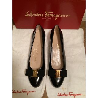 サルヴァトーレフェラガモ(Salvatore Ferragamo)の【未使用】サルヴァトーレフェラガモ　ヴァラ　ブラック　エネメル　6C(ハイヒール/パンプス)