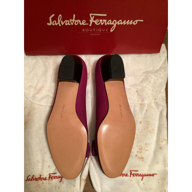 Salvatore Ferragamo(サルヴァトーレフェラガモ)の【未使用】サルヴァトーレフェラガモ　プラム　ヌバック&レッド　ヴァラ　セット レディースの靴/シューズ(ハイヒール/パンプス)の商品写真