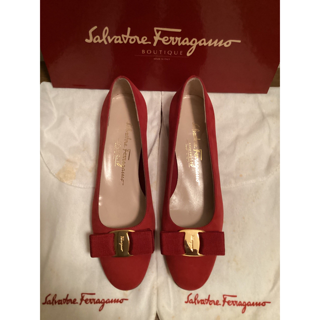 Salvatore Ferragamo(サルヴァトーレフェラガモ)の【未使用】サルヴァトーレフェラガモ　プラム　ヌバック&レッド　ヴァラ　セット レディースの靴/シューズ(ハイヒール/パンプス)の商品写真