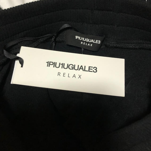 1piu1uguale3(ウノピゥウノウグァーレトレ)のタグ付美品 1PIU1UGUALE3 RELAX ランダムロゴワッフルリブパンツ メンズのパンツ(その他)の商品写真