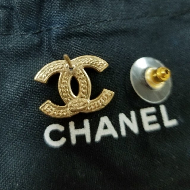 CHANEL(シャネル)のCHANELゴールドピアス　片耳 レディースのアクセサリー(ピアス)の商品写真