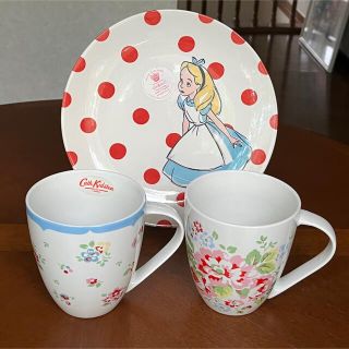 キャスキッドソン(Cath Kidston)の【美品】キャスキッドソン★ラージマグカップ★2個とアリスプレート1枚(食器)