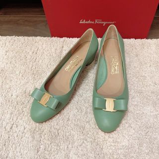 サルヴァトーレフェラガモ(Salvatore Ferragamo)の未使用♡フェラガモ　ヴァラローヒールパンプス　若草色　8.5(バレエシューズ)