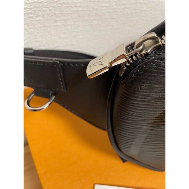 LOUIS VUITTON(ルイヴィトン)のルイヴィトン  M53300　エピ　LVサークル　バムバッグ　ボディバッグ メンズのバッグ(ボディーバッグ)の商品写真
