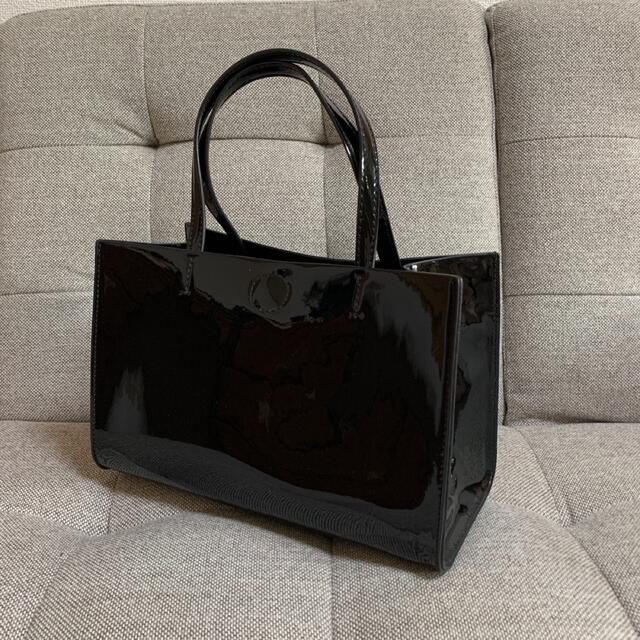 シンプルなエナメルバッグ　ブラック レディースのバッグ(ハンドバッグ)の商品写真