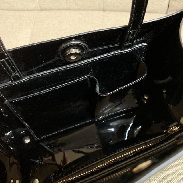 シンプルなエナメルバッグ　ブラック レディースのバッグ(ハンドバッグ)の商品写真