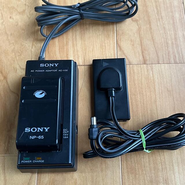 SONY(ソニー)のSONY AC-V30 ハンディカム用バッテリー充電器、ACアダプター一式 スマホ/家電/カメラのカメラ(ビデオカメラ)の商品写真