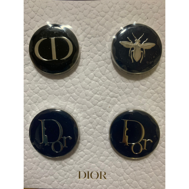 Christian Dior(クリスチャンディオール)のディオール　ピンバッチ　4個セット エンタメ/ホビーのアニメグッズ(バッジ/ピンバッジ)の商品写真