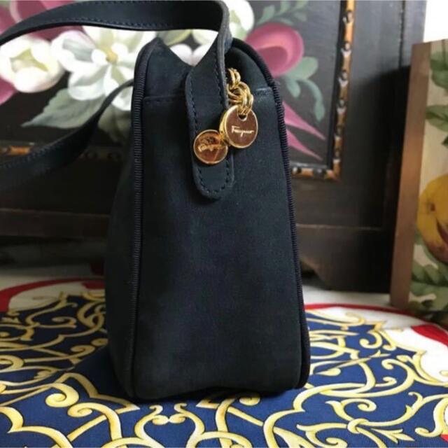 Salvatore ferragamo スエードレザーショルダーバッグ ヴァラ