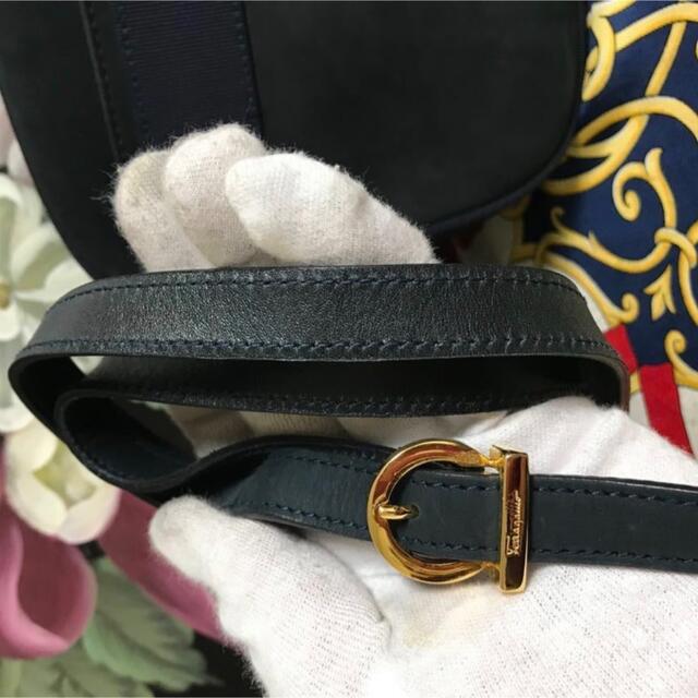 Salvatore ferragamo スエードレザーショルダーバッグ ヴァラ