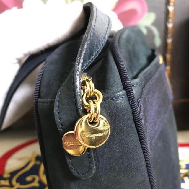 Salvatore ferragamo スエードレザーショルダーバッグ ヴァラ
