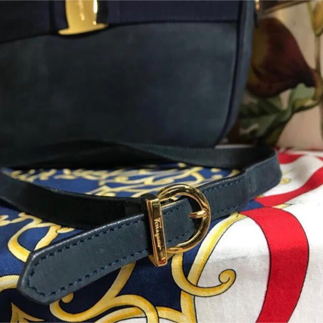 Salvatore ferragamo スエードレザーショルダーバッグ ヴァラ