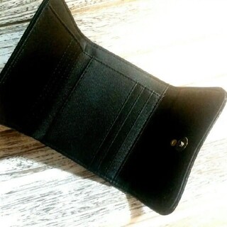 新品 送料込み 大人気 クラフトレザー二つ折り財布 ブラック(折り財布)