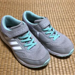 アディダス(adidas)のアディダス22.5センチスニーカー　女児スニーカー(スニーカー)