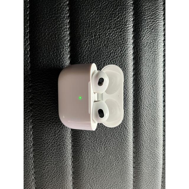 Apple(アップル)のAirPods 第3世代 スマホ/家電/カメラのスマホアクセサリー(ストラップ/イヤホンジャック)の商品写真