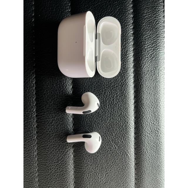 Apple(アップル)のAirPods 第3世代 スマホ/家電/カメラのスマホアクセサリー(ストラップ/イヤホンジャック)の商品写真